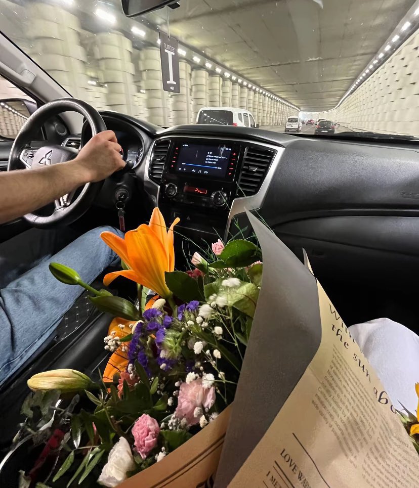 Buluşmaya elinde çiçekle gelen bir beyefendi.. Dev gibi karizma