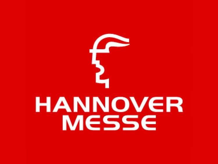 الكل منبهر بالروبوتات وعروض الخيال العلمي في مؤتمر Hannover Messe 2026. لكن الثورة الهندسية الحقيقية جالسة تصير بصمت بعيد عن الكاميرات. 

التوجه التقني الأهم في المعرض هالسنة مو "كم ذكاء النموذج؟"، بل "كيف نشغله محلياً على السيرفرات الداخلية؟" (Edge AI). 

شركات مثل إنفيديا،