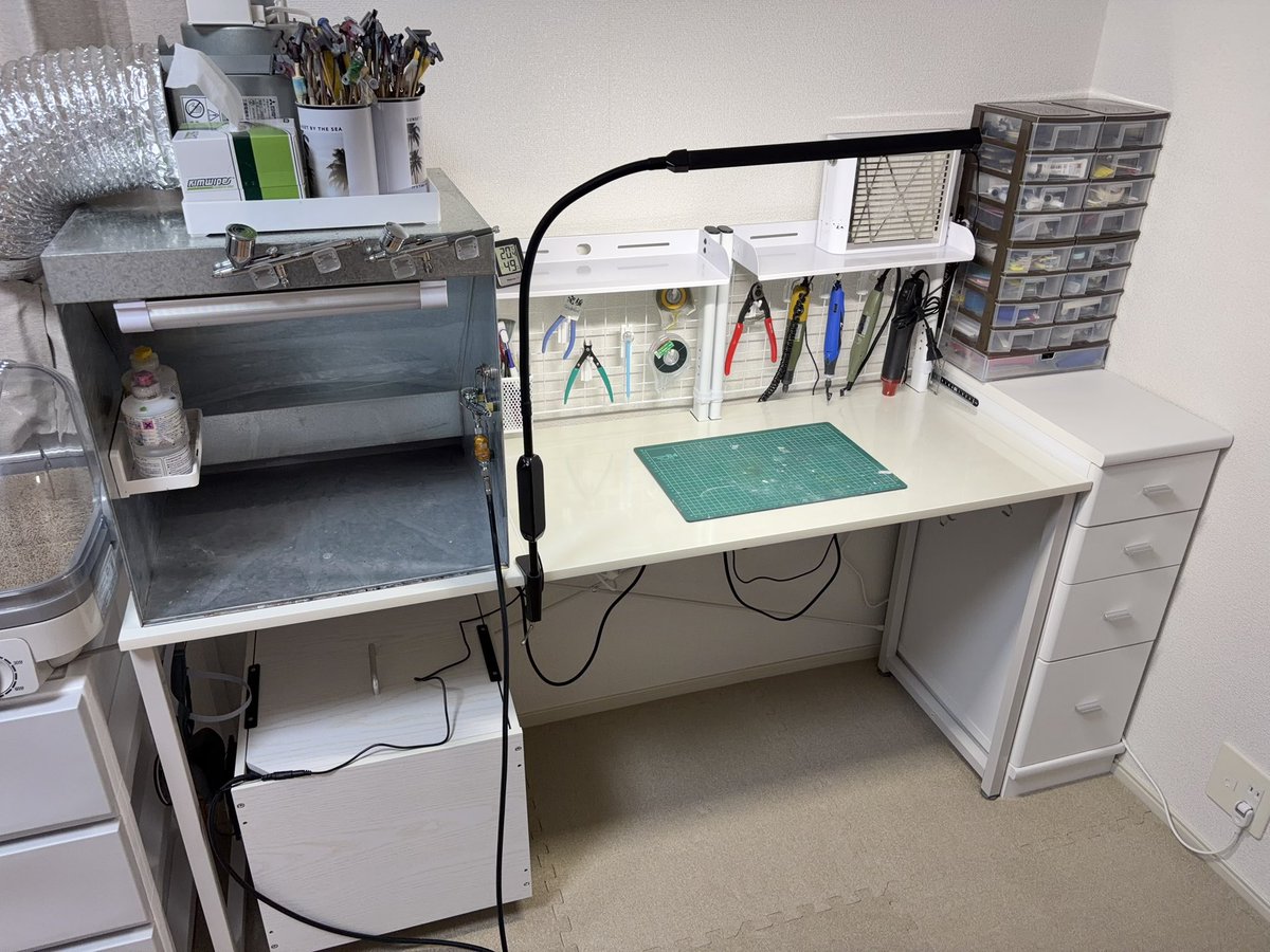 やっと新居の模型スペース出来ました。
横長の部屋なので、机とかも買い替えて前より奥行きを浅くして横幅を広くしました。