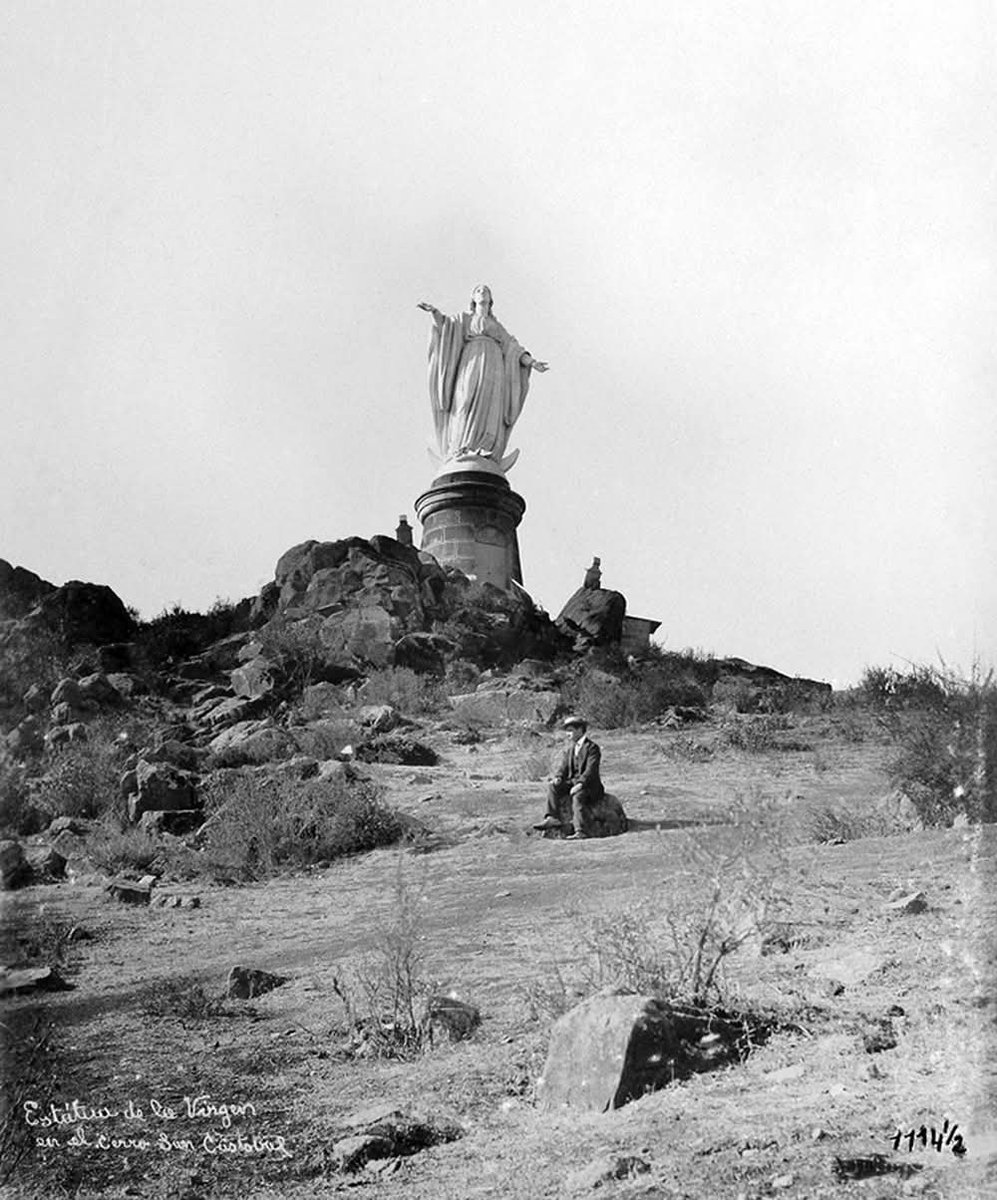El 26 de abril de 1908 se inauguró el santuario de la Virgen del Cerro San Cristóbal en Santiago. Fotografía de Obder Heffer, fuente sitio Enterreno.
