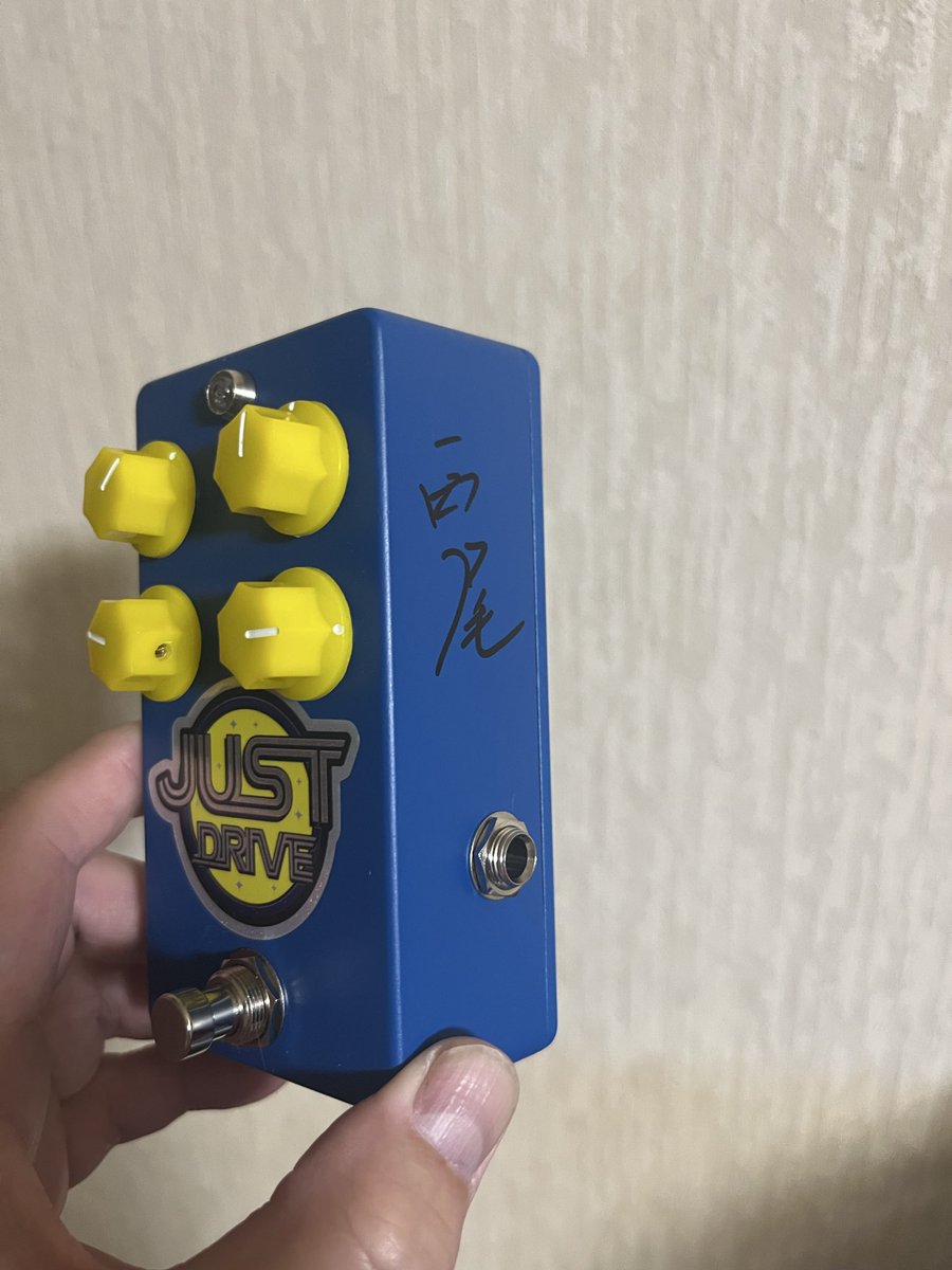 chouodashima's tweet photo. #西尾知矢
#tommy's_effects
#just_drive

西尾さんサインありがとうございました！
自宅で鳴らしてもいい音です。
これは買ってよかった👍 https://t.co/FopW8AeDZn