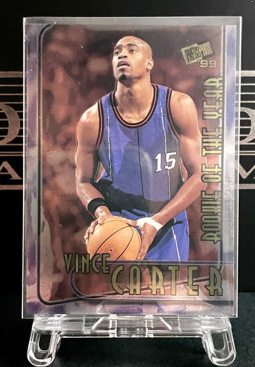 VINSHII_FB's tweet photo. 🏀1999 Press Pass
 “Rookie of the Year” Vince Carter🏀

版権なしのPress Passのインサートカード👀
ゴールドの「ROOKIE OF THE YEAR」の文字が高級感と称号を際立たせ、ラプターズ史上初の快挙を祝う1枚🏆
#VinceCarter
#NBA
#PressPass
#NBAカード
#NBAトレカ
#VCマイコレ https://t.co/JS88tznlvt