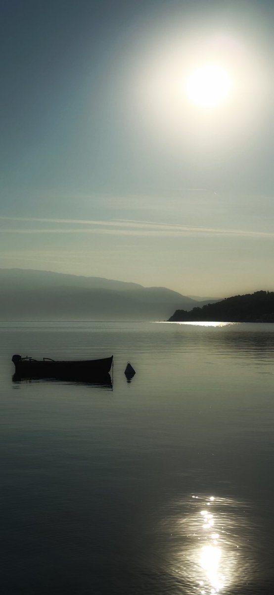 Laura59115399's tweet image. Una barca immobile ascolta il tempo scorrere senza muoversi davvero. Qui anche il vento abbassa la voce, come in un luogo sacro. E il cuore , finalmente, impara dal lago l’arte semplice di restare calmo. #mindfulness