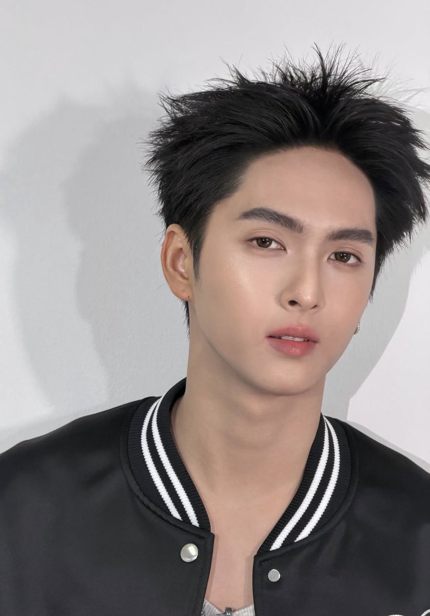 โอ๊ยยยย พูดไม่ออก หล่อว้อยยยยวยย

#COPPERdechawat  #BUS_DOCLIGHTTHEWORLDxGangnamClinic