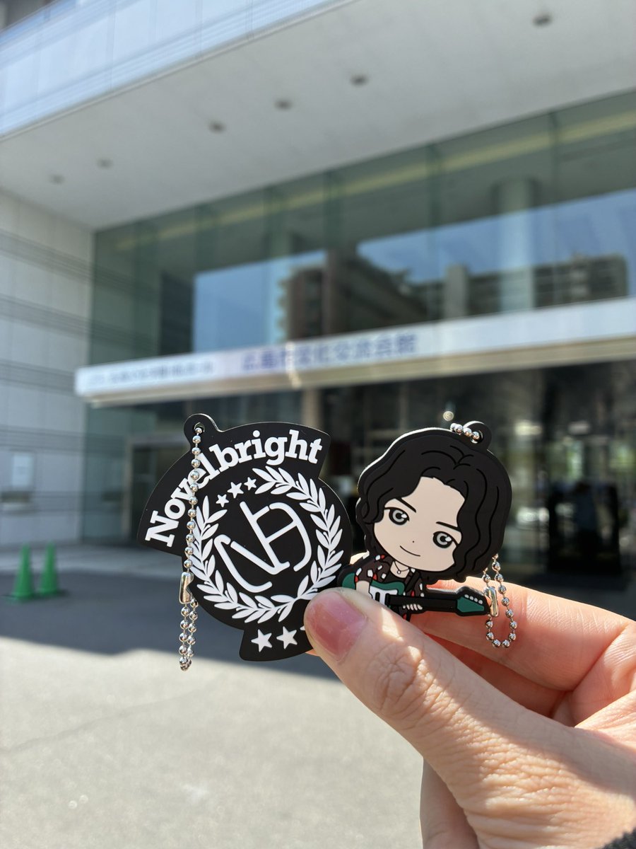 Forever_mt24's tweet photo. Novelbright PYRAMIDツアー参戦🔥🔥
広島まで行ってきた🌱𓂃 𓈒𓏸
そうちゃんめっちゃ近く来てくれたし、むっちゃ満足で楽しく感動のLIVEだった！
Lighterの友達欲しいーってずっと言うてて、漸く1人目の友達に会えて✨️
お隣のお席の方とお話出来て仲良くなれて嬉しかった🤍🤍
#Novelbright https://t.co/Ft2QE74agb