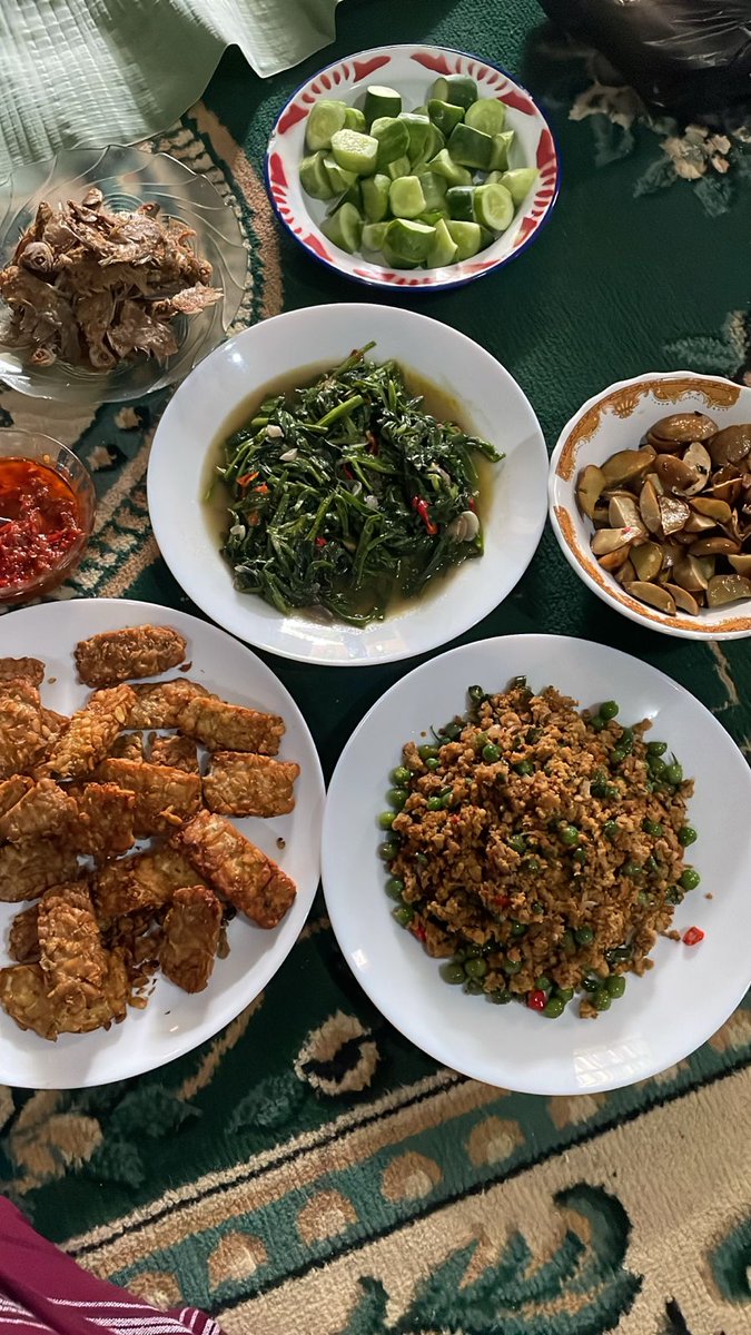 Malam ini kamu lagi takut besok Senin karena apa? 

 Kerjaan numpuk, meeting pagi, atau cuma males aja?  

Curhat bebas di komentar. Tenang, kita sama-sama struggle kok ! 

*sambil makan malemm...