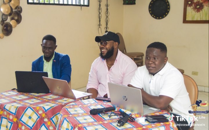 MInterscol48063's tweet photo. Les postulantes de Miss Excellence Interscolaire Haïti 2026 ont suivi avec brio une séance de formation axée sur la prise de parole en public, animée par Roberto Juste, Bradley Isaac et Djyvenchy Dumas, reconnus pour leur expertise en comm., à l’Idéal Hôtel, situé à Delmas 53. https://t.co/2glzs9L783