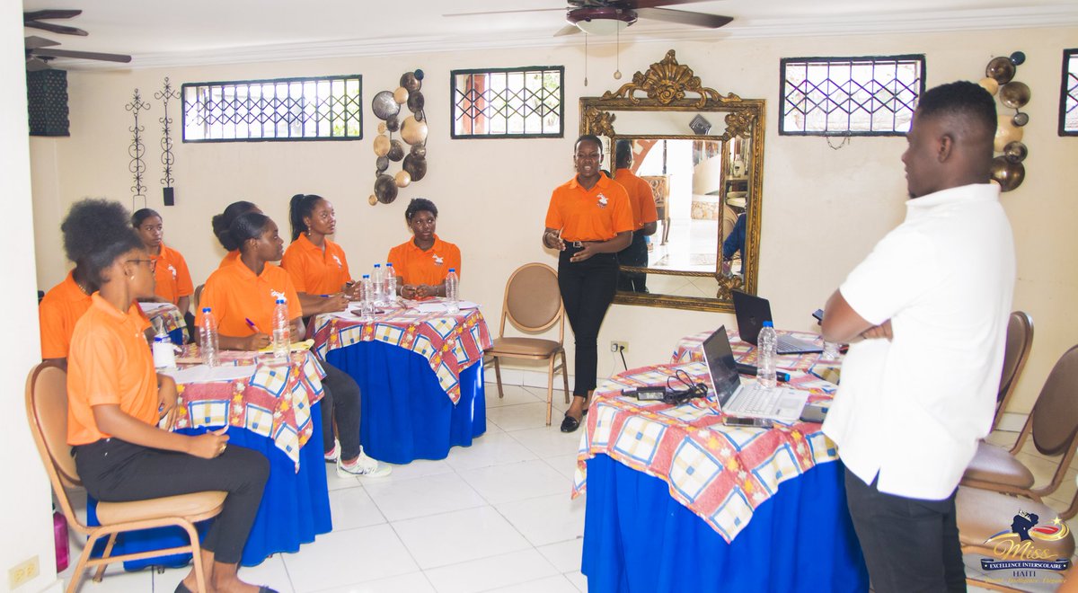 MInterscol48063's tweet photo. Les postulantes de Miss Excellence Interscolaire Haïti 2026 ont suivi avec brio une séance de formation axée sur la prise de parole en public, animée par Roberto Juste, Bradley Isaac et Djyvenchy Dumas, reconnus pour leur expertise en comm., à l’Idéal Hôtel, situé à Delmas 53. https://t.co/2glzs9L783