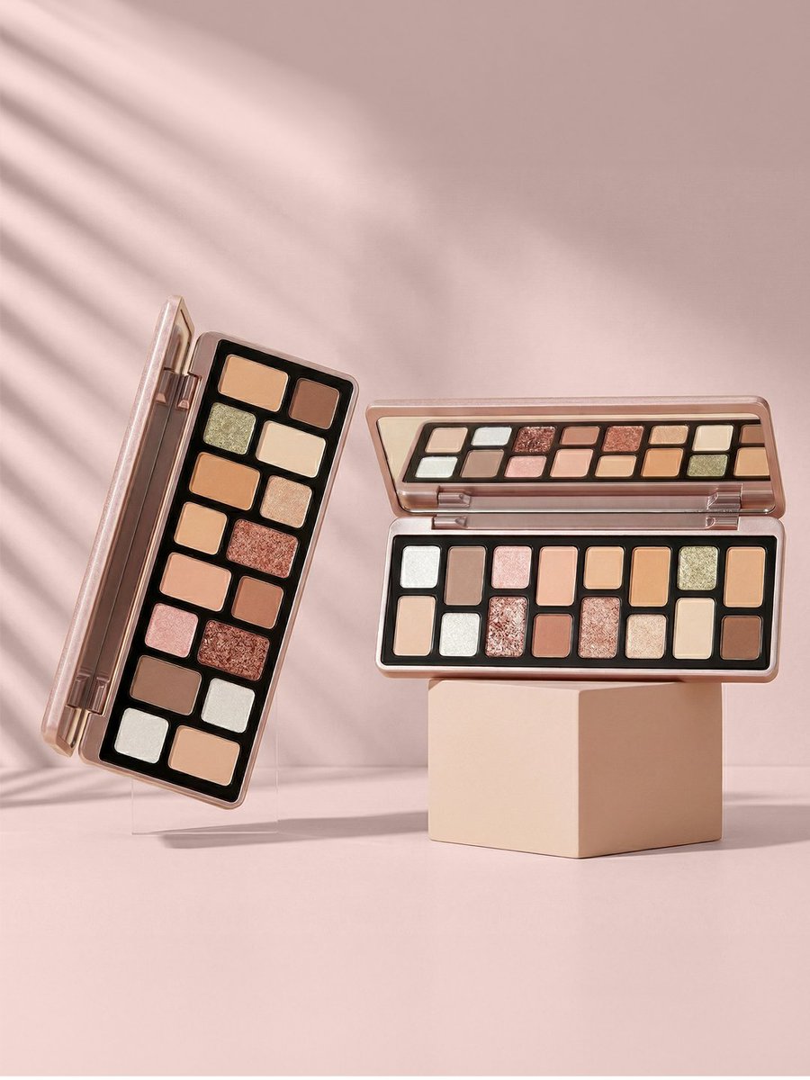 Forever52ksa's tweet image. لوحة واحدة وإطلالات لا تنتهي ✨

#Forever52 #MakeupLook