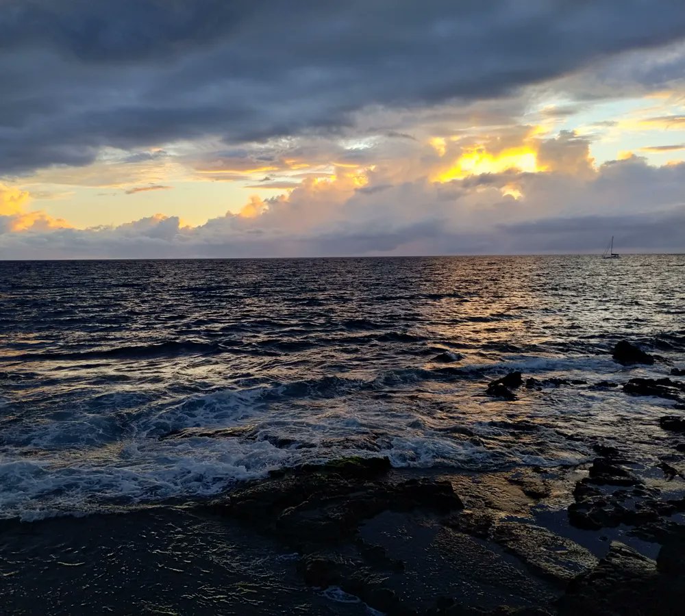 Amandauz4r's tweet image. Has that lonely ship in the distance found its way home?
#Horizon #Distance #Ocean #TowardTheLight #MomentOfLightAndShadow