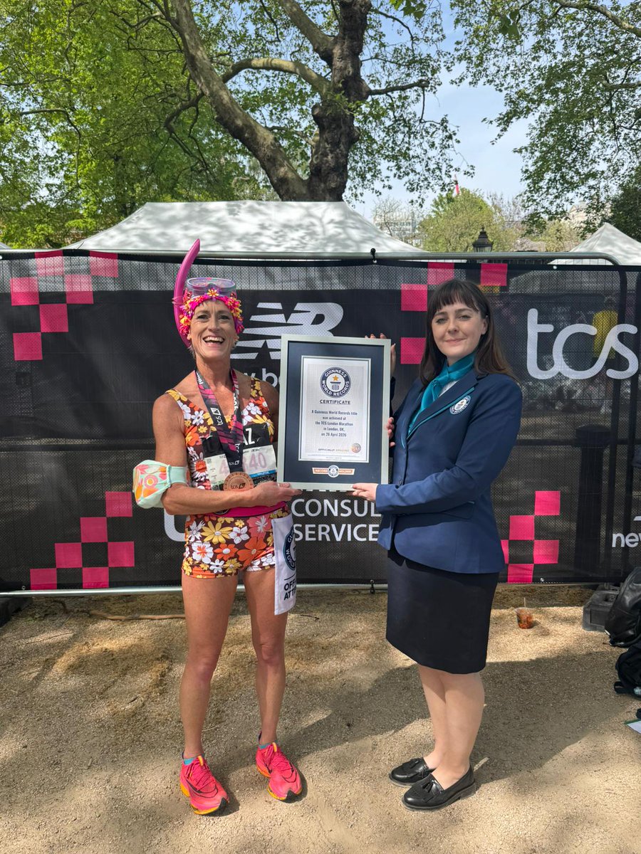 GWR's tweet image. Sharon Jones made a splash today at the London Marathon, smashing the record for fastest marathon dressed as a swimmer (female). She achieved 3:35:17
-- congrats, Sharon 🌊 #LondonMarathon @LondonMarathon