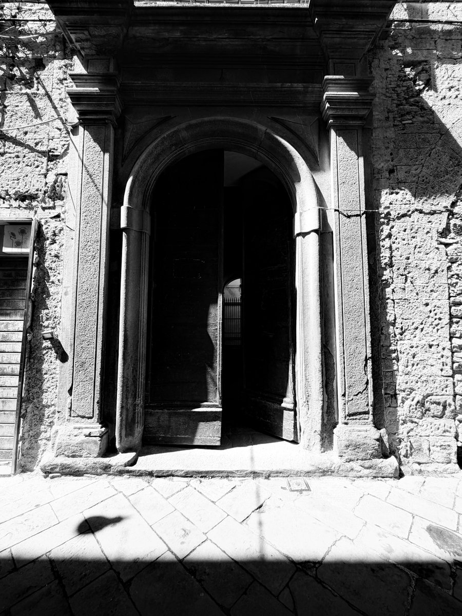 Alonein43672278's tweet image. #photography #blackandwhite #door #arch #colums #sun #shadows