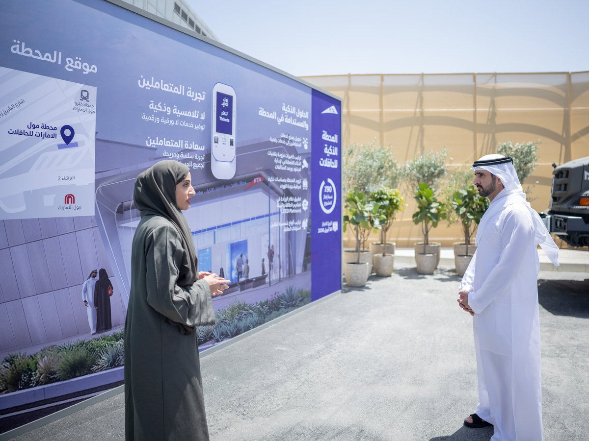 DXBMediaOffice's tweet photo. حمدان بن محمد يتفقد عدداً من المبادرات والمشاريع النوعيّة التي تنفذها هيئة الطرق والمواصلات في دبي، وشملت مركبة التدخّل السريع، والمحطة الذكية للحافلات، ومواقف وسائل التنقّل المرنة. https://t.co/BFDjS57l3y