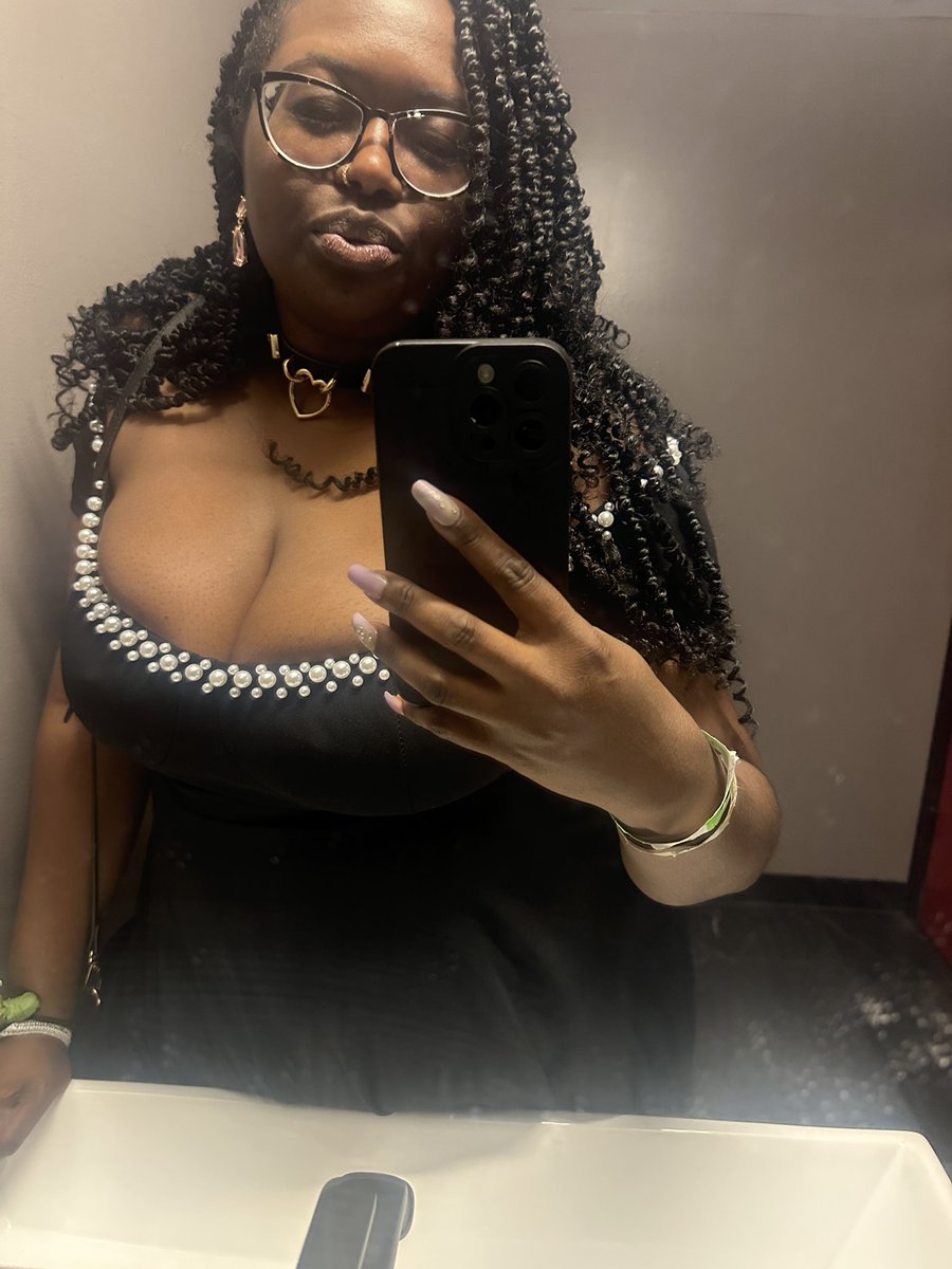 queenangeliqux's tweet image. a time was had ☺️😘
pretty Prom #Princess ⛓️
#BlackandKinkyDC #KinkyProm