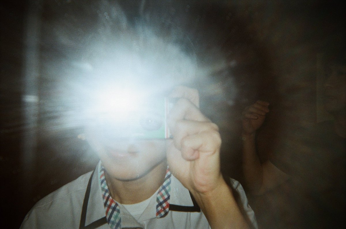 김현진 배우님 럭드 필름카메라 공유합니다.

안재영 배우님, 김현진 배우님
1장인줄 알았는데 자세히 보면 옆에도 계시네. ㅋㅋ