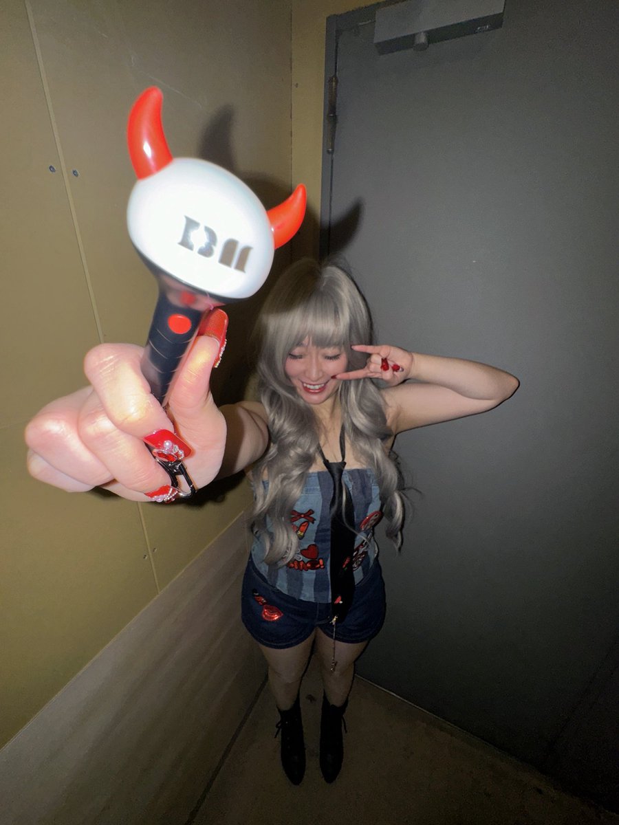 顔も体型もアヒョンには程遠い残念な奴だけどポスターと一緒に銀髪・衣装着て撮りたかったのでオタクは幸せでした🥹💓
本当にただオタクしに行っただけでした🤣
アヒョンたん大好き🥹💓

<a href="/YGBABYMONSTER_/">BABYMONSTER</a>