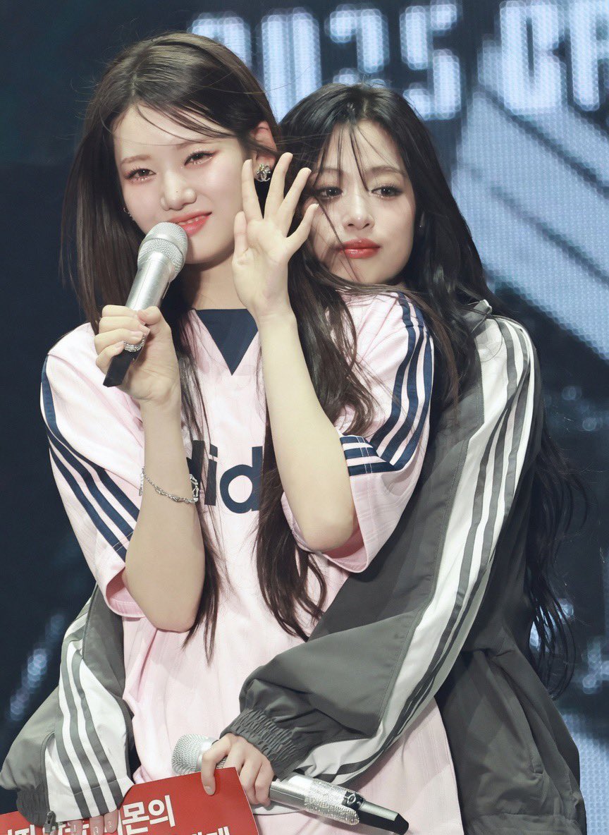 If comfort was a person then Rora is Ahyeon’s 🥹