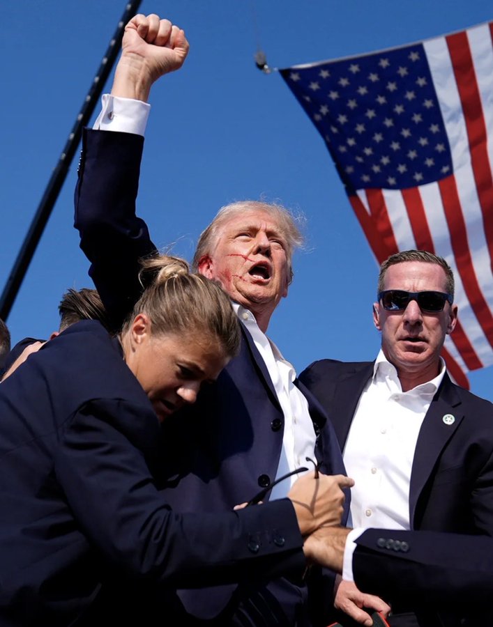 almdar49's tweet image. 🎤آیااین یک پیشگویی بودیالورفتن فیلمنامه؟کارولین لیویت،سخنگوی کاخ سفید،ساعاتی قبل ازحادثه درمصاحبه گفت:امشب'شلیک‌های آتشین'(Shots Fired)دراتاق خواهدبودوبسیارسرگرم‌کننده می‌شود!" سپس ناگهان گلوله‌های واقعی! این دیگرچه طنزتلخی است؟
#KarolineLeavitt 
#LeavittPrediction
 #Fireworks