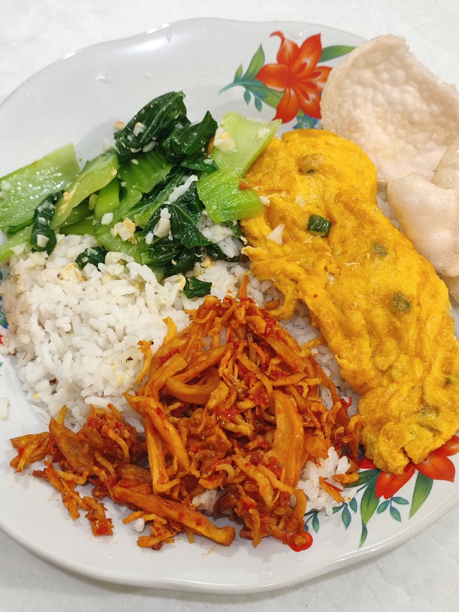 banzar92's tweet image. Selamat makan malam orang-orang sukses. 
Kalian makan apa malam ini?

#MBG (Masakan Bini Gue) malam ini:
- Teri Nasi + kentang sambel 
- Telur dadar
- Sawi Tumis
- Kerupuk