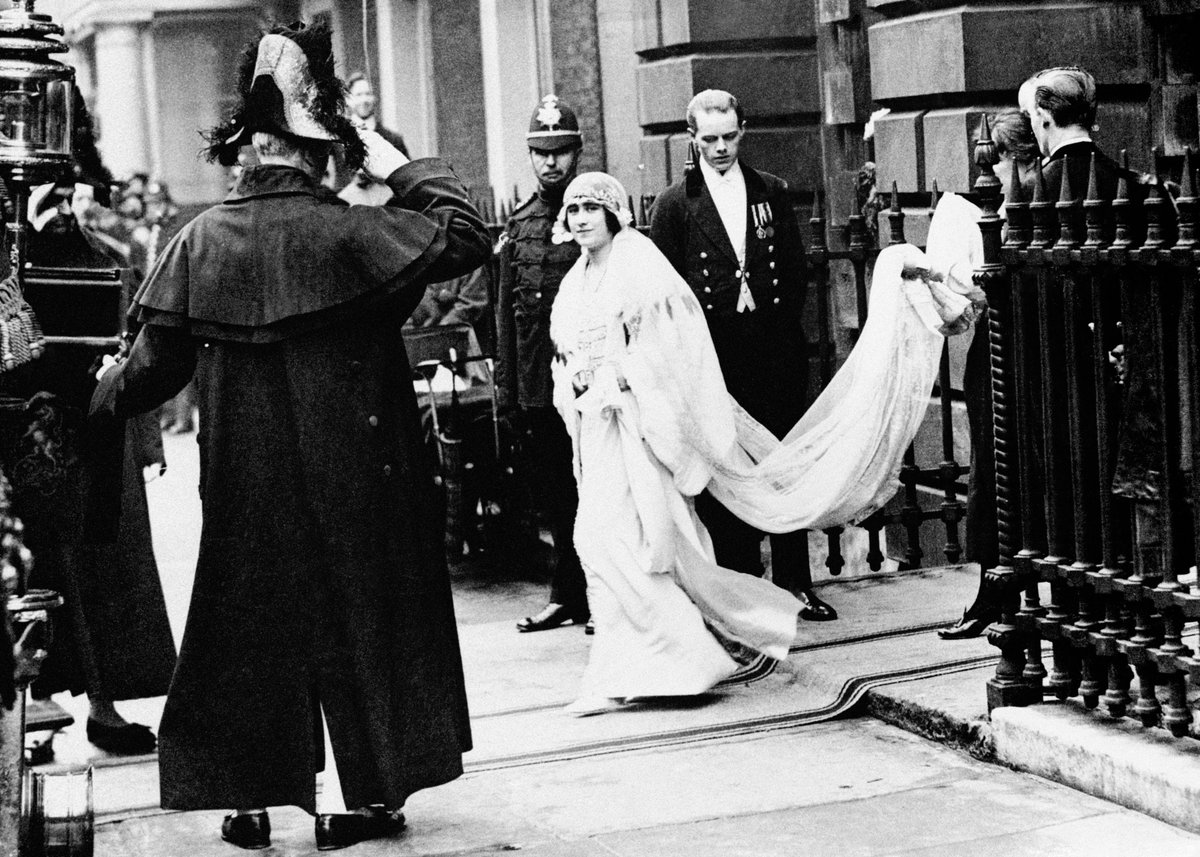 wabbey's tweet image. The future George VI married Elizabeth Bowes-Lyon at Westminster Abbey #onthisday in 1923.

The bride laid her bouquet on the Grave of the Unknown Warrior in memory of her brother, Fergus, who had been killed in the First World War. It began a tradition which has been followed by