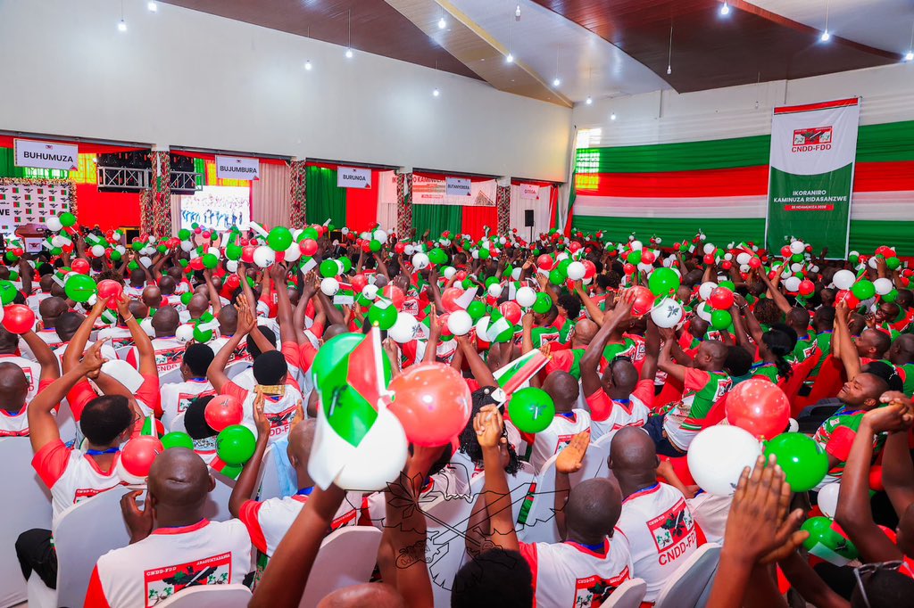 CnddFdd's tweet image. #Burundi #Tsinda2027 Kw’igenekerezo rya 26 Ndamukiza 2026, Umugambwe Cndd-Fdd waratunganije, mu ntara ya Gitega, komine Gitega, zone Nyamugari, ku musozi Nyabututsi, ikoraniro kaminuza ridasanzwe ry’Abagumyabanga ku civugo « Bagumyabanga, tubone kumwe iyo tuja, dushigikize