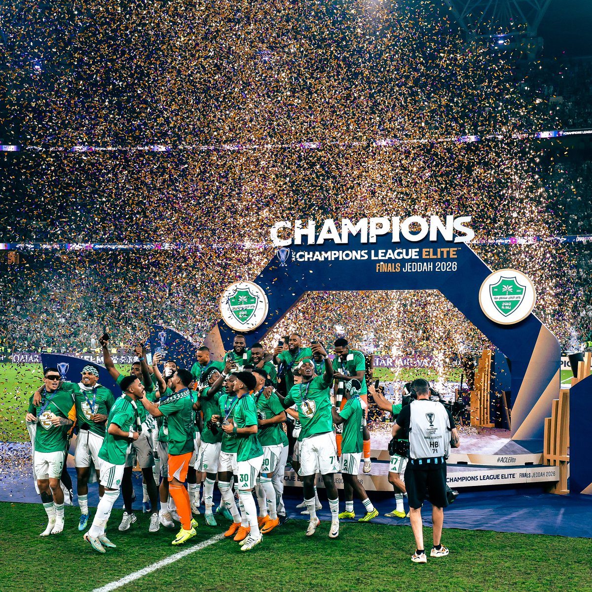 ysrb10's tweet photo. البطولة هذه كانت مميزة بكل تفاصيلها 
شكرًا لصاحب فكرة أن يكون التتويج مبدئيًا مقتصر على اللاعبين فقط دون وجود أي أشخاص آخرين كانت لمسة رائعة 👏

رغم وجود منصة مخصصة للتتويج، إلا أن احتفال اللاعبين على أرضية الملعب أثّر للأسف على جودة صور لحظات الفرح ولم يُظهرها بالشكل الذي تستحقه .. 

وأيضًا استخدام اللاعبين للجوالات أثناء التتويج يؤثر على الصورة الرئيسية ، العالم كله يوثّق هذه اللحظة من أجلك استمتع باللحظة و احتفل بالكأس 🙏
و الف مبروك للأمة الأهلاوية 😍💚