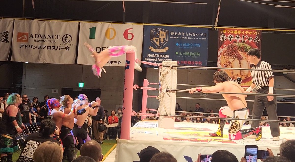 yuki_lastscream's tweet photo. 昨日は大阪プロレスの27周年イベントを176BOXに観に行ってきました！！
27周年おめでとうございます🎉🎉
個人的に４VS4が最高でした🔥🔥 https://t.co/bmnE1tbokA