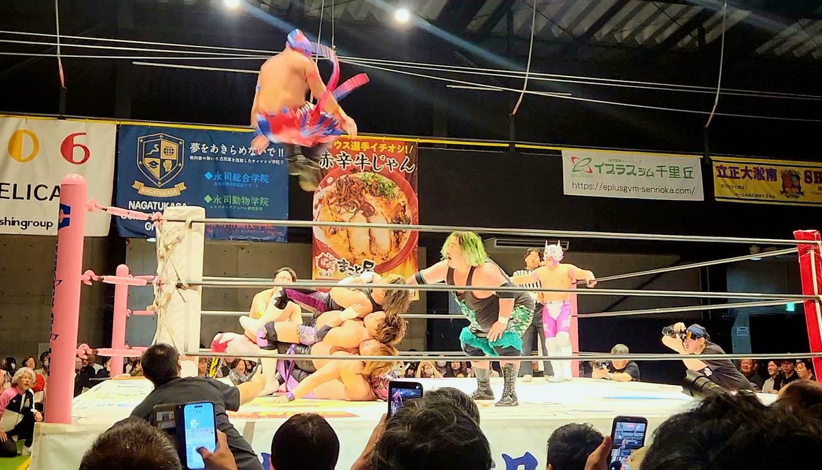yuki_lastscream's tweet photo. 昨日は大阪プロレスの27周年イベントを176BOXに観に行ってきました！！
27周年おめでとうございます🎉🎉
個人的に４VS4が最高でした🔥🔥 https://t.co/bmnE1tbokA
