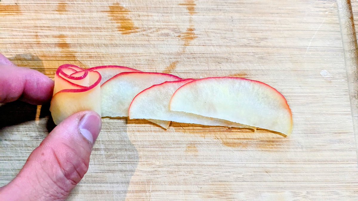 スライサーで切ったりんごをレンチンし、少しずつ重ねながら巻いていくと「バラの花」が作れます🍎🌹
カップにそのまま入れて紅茶を注げばアップルティーに。これ来客時に出すと確実に喜んでもらえるのでオススメです。見た目よりずっと簡単なのでぜひお試しを🌹
※レンチンの目安は600Wで1分程度。