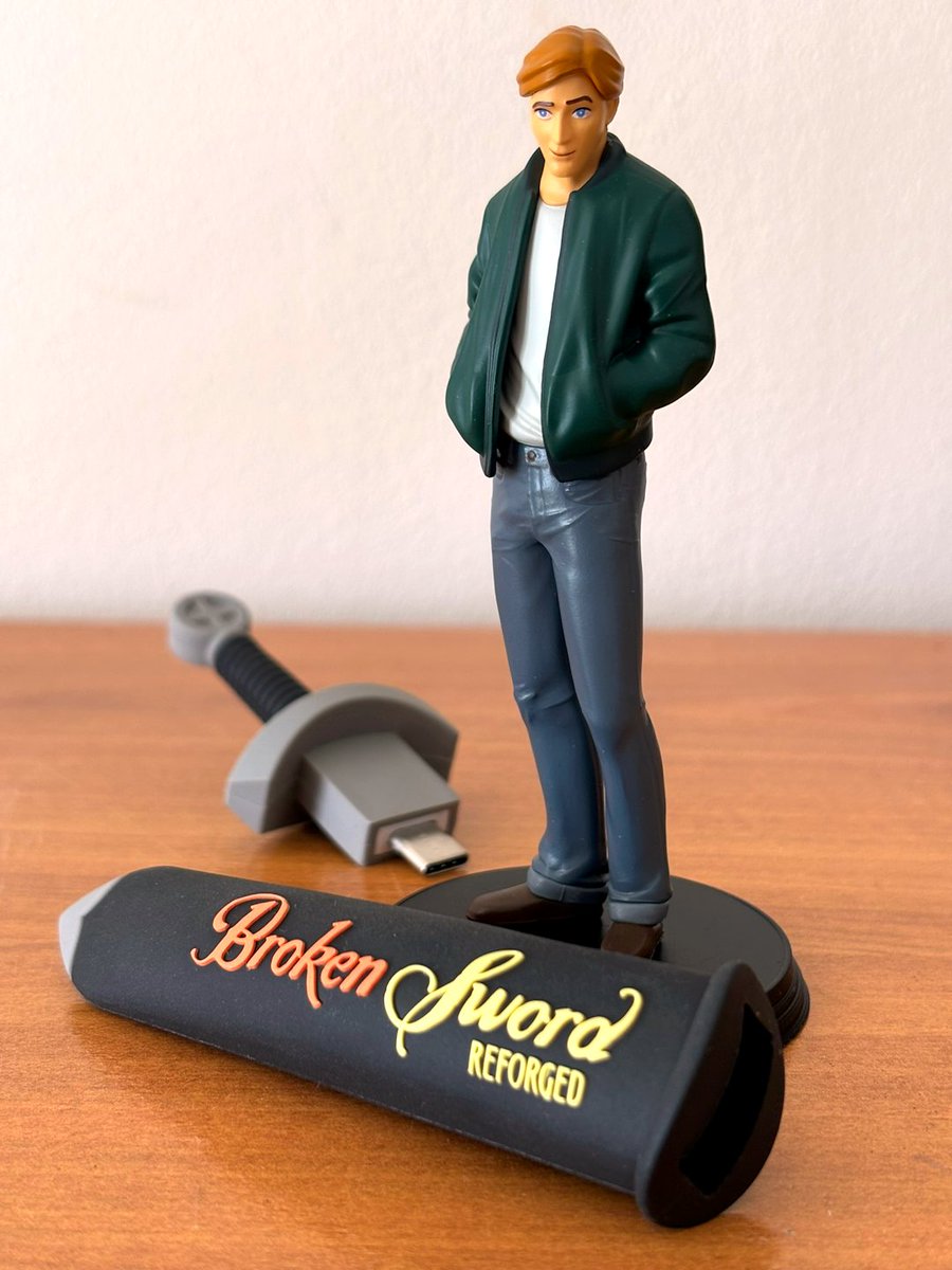 Gamrok's tweet photo. @RevSoftGames @CharlesCecil @RedArtGames A close-up view of the George Stobbart figurine and the USB-C drive 🔍
Even though the face looks different, it’s actually quite well done!
(the figurine is 10 cm tall)
🧵 3/
#BrokenSword #GeorgeStobbart #Figurine #AdventureGame #PointAndClick #RetroGaming #BigBoxGames https://t.co/waIImvTymg