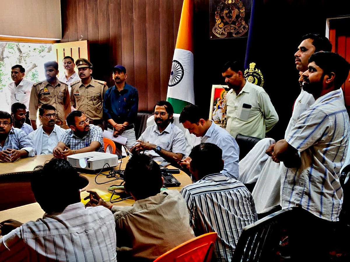 मयूर वन सभागार, चित्रकूट में आज जनगणना (Census) प्रशिक्षण कार्यक्रम का शुभारंभ किया गया। इस अवसर पर संबंधित कार्मिकों को प्रशिक्षकों (Trainers) द्वारा आवश्यक प्रशिक्षण प्रदान किया गया।
कार्यक्रम का शुभारंभ प्रभागीय वनाधिकारी महोदय द्वारा किया गया।