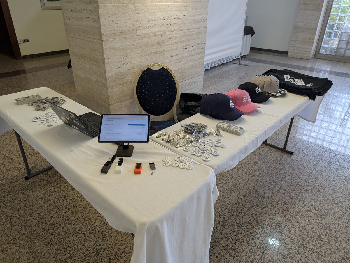 BitBoxSwiss's tweet photo. We had an incredible time during Albacity! 🥳
An small yet pretty authentic event in Albacete, Spain, limited to just 100 attendees organized by the amazing @btc4pobres and his team.
Congratulations @btc4pobres on an amazing first edition! https://t.co/Z7BcfJnN3D