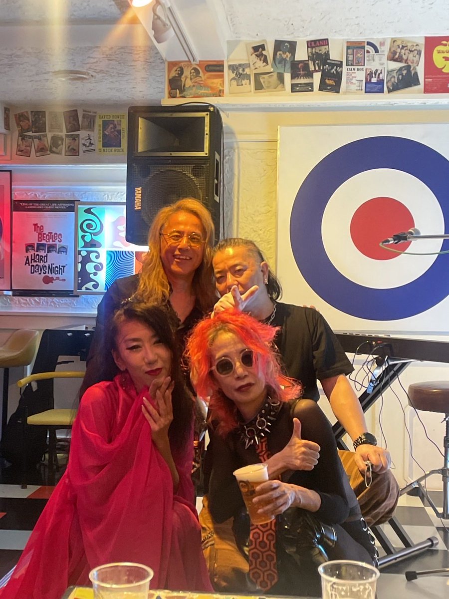 Gumi18363154's tweet image. 記念写真✨✨✨
居心地のいいお店で楽しい昼飲みライブでした。演者の皆様、ありがとうございました。
#まえけんビーバー
#茶太郎丸
#Devil 
#飯干未奈
#HAPPYJACK