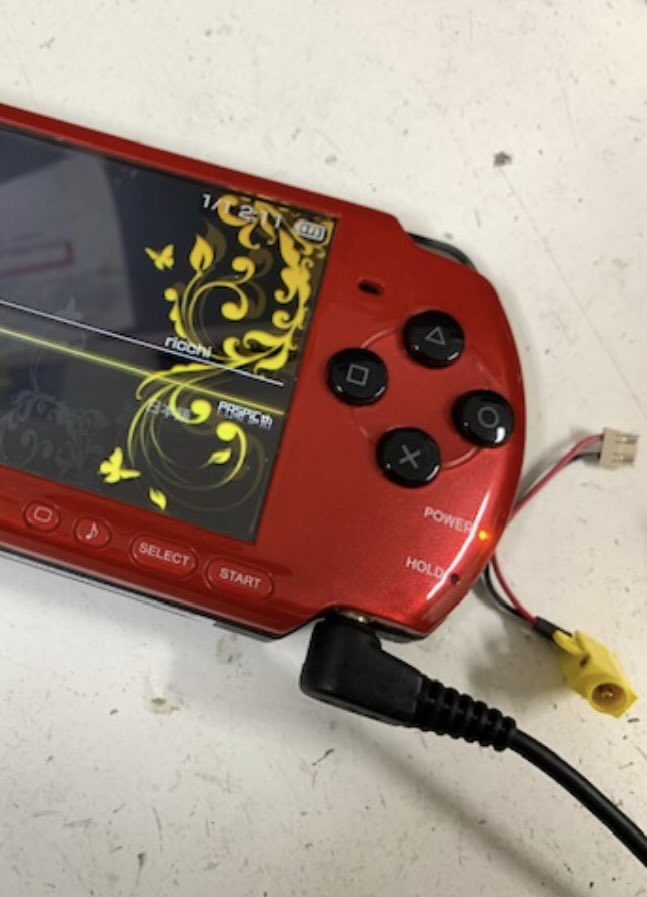 moco69002892's tweet photo. 今日、psp戻って来ました！
とりあえず、充電部分の差し込みパーツ交換してもらった(送られてきた写真)

うち��充電したら光らない💦
えーーって思ったけど、どうやら充電器の方も接触悪いみたい😭
指した状態でコードいじると光るから、たぶんコードが悪いと思うのでコード買い直してまた報告します🙌 https://t.co/YC85fbLRO8