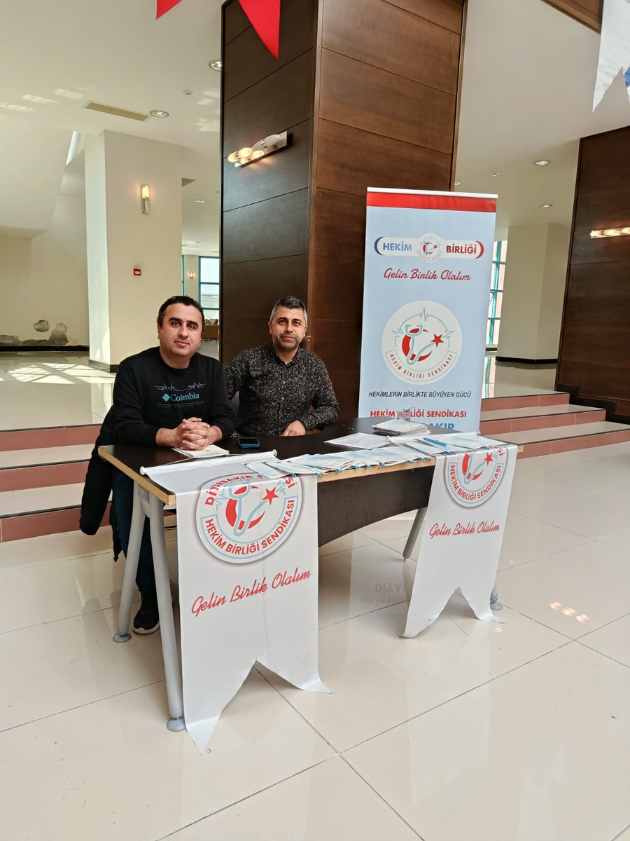 hekimbirligi21's tweet photo. Hekimlerin emeğini, haklarını ve mesleki onurunu savunmak sadece bugünün değil, yarının da sorumluluğu…
Hekim Birliği Sendikası Diyarbakır Şubesi olarak, Dicle Üniversitesi Tıp Fakültesi tarafından düzenlenen II. Uluslararası Tıp Öğrencileri Kongresi DicleMED Kongresi’nde yer aldık.
Yarının hekimleriyle bir araya gelerek; hekimlik mesleğinin karşı karşıya olduğu güncel sorunları, özlük haklarını ve örgütlü mücadelenin önemini konuştuk. Mesleğin daha güçlü, daha saygın ve daha adil bir zeminde icra edilebilmesi için genç meslektaş adaylarımızla fikir alışverişinde bulunduk.
İnanıyoruz ki güçlü bir hekimlik yarını, bugünden bilinçli ve haklarının farkında olan hekim adaylarıyla mümkün.
Daha adil çalışma koşulları, daha güçlü bir meslek ve daha bilinçli bir gelecek için birlikte düşünmeye ve üretmeye devam edeceğiz.
Hekim Birliği Sendikası Diyarbakır Şube
#hekimbirligi @dicleuni1973 @hekim_birligi