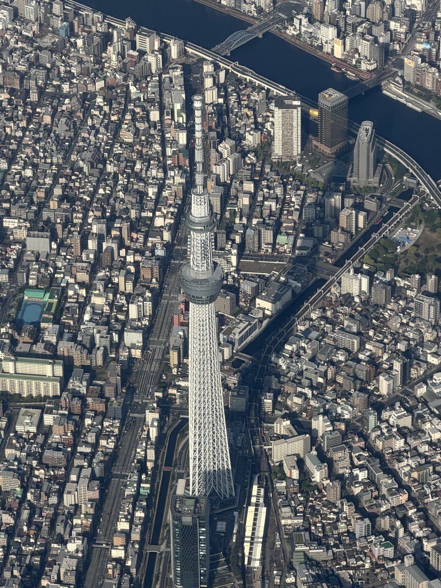帰りの飛行機の窓から綺麗に撮れたスカイツリー