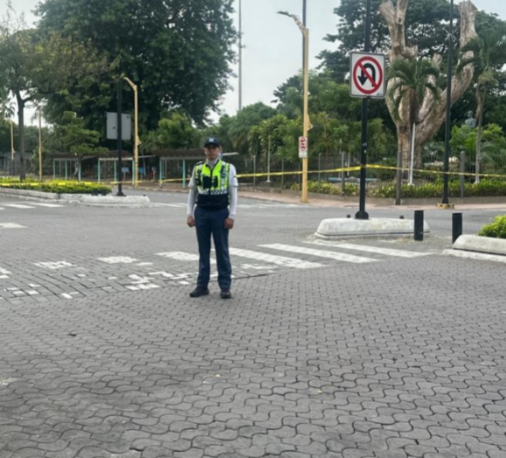 ATM_Transito's tweet image. 🚴‍♀️La Ruta Urdesa vuelve a activarse, con la Av. Víctor Emilio Estrada, desde Las Monjas hasta Jorge Pérez Concha, habilitada como un espacio peatonal seguro destinado al esparcimiento, la actividad deportiva y la recreación ciudadana.

El personal de la #ATM supervisa la