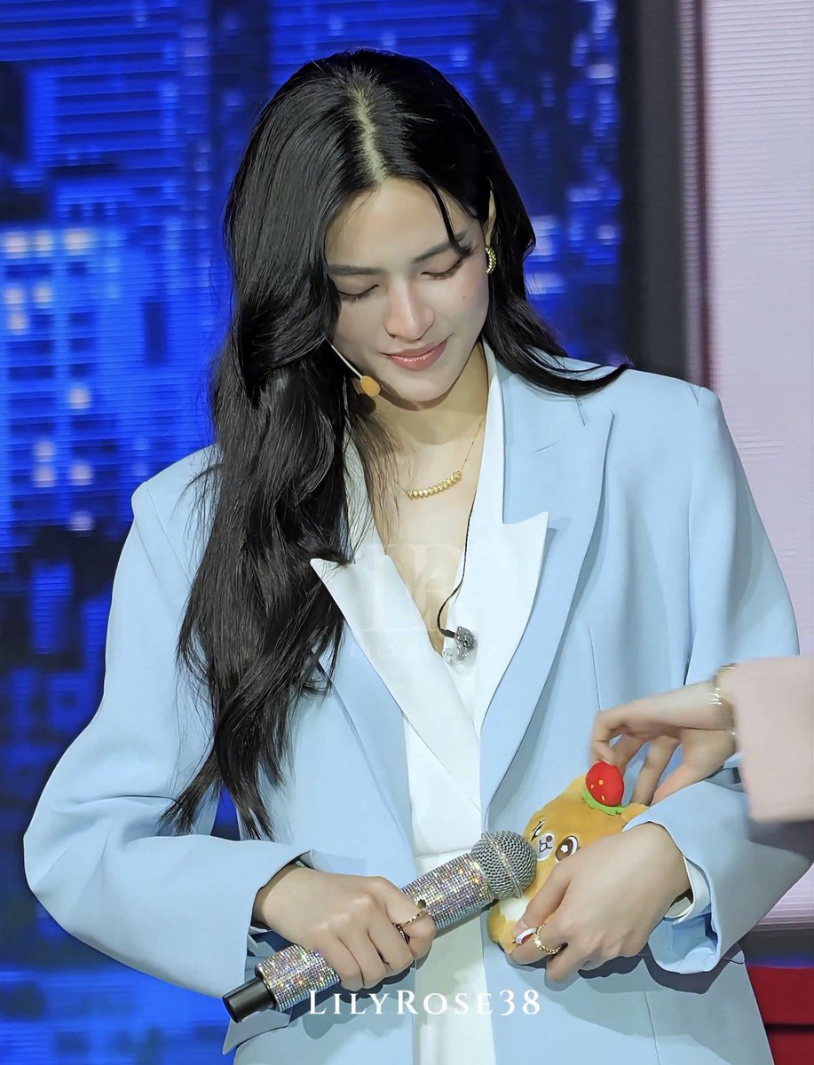 เดี๋ยวก็เชิ้ตขาวอีกวันก็มาสูทฟ้านุ้ยอมแล้วพิ😖