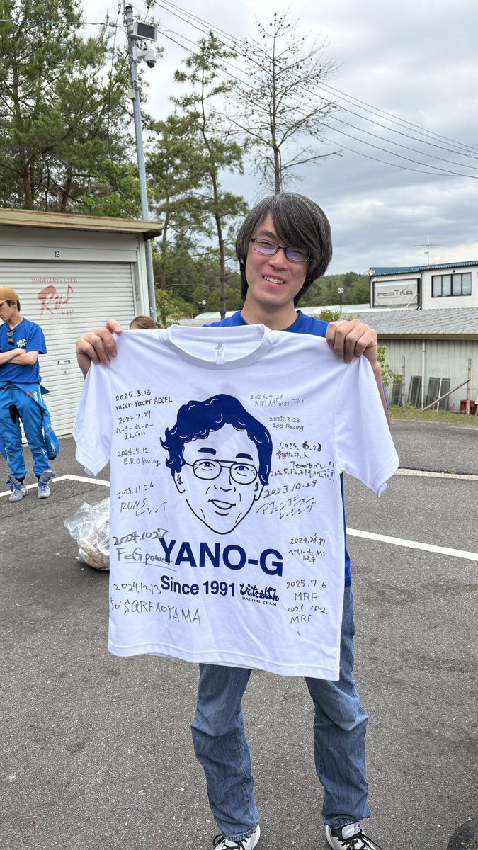 dumsrracingkart's tweet photo. 一方トライチーム
練習でショッキングなクラッシュ（大きな怪我はなし）
スプリントでは多重クラッシュに巻き込まれサイドカウルが意味不明な向きに
決勝ではいつも通り最下位付近を走り続けついに
YANO賞(完走した中で最下位)を獲得
↑初めてなのが不思議
しかしタイヤがマシになって好感触です https://t.co/csct88AnA5
