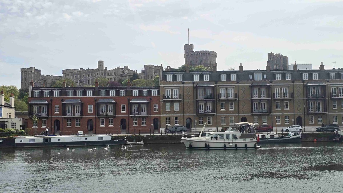 RomneyWeir's tweet image. Some passing lunchtime traffic  #Thames #boating #Windsor #WindsorCastle
