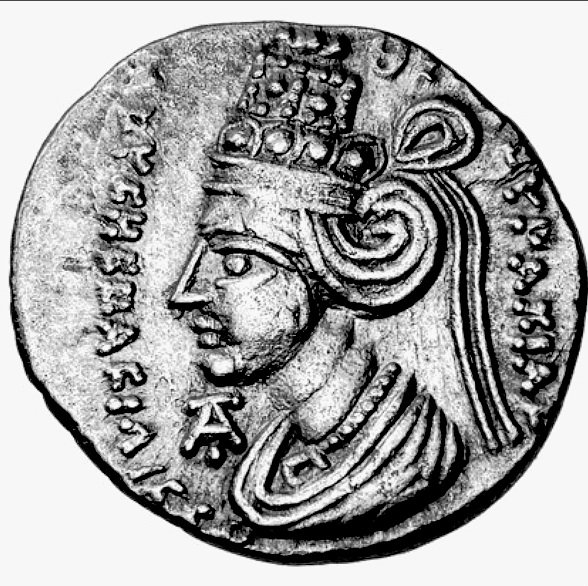 donbalitor's tweet photo. موزا به سرعت در دربار اشکانی رشد کرد و از میان پنج همسر فرهاد چهارم، بیش از سایر رقبا به شاهنشاه نزدیک شد و پسر ارشدش هم وارث اصلی قدرت شد. در سال ۲ قبل از میلاد، همسرش را با زهر کشت و حکومت دو نفره‌ای با فرزندش شکل داد و پرتره خود را هم بر سکه نقره دراخما (درهم) پارتی ضرب کرد. https://t.co/asF82VpRsa