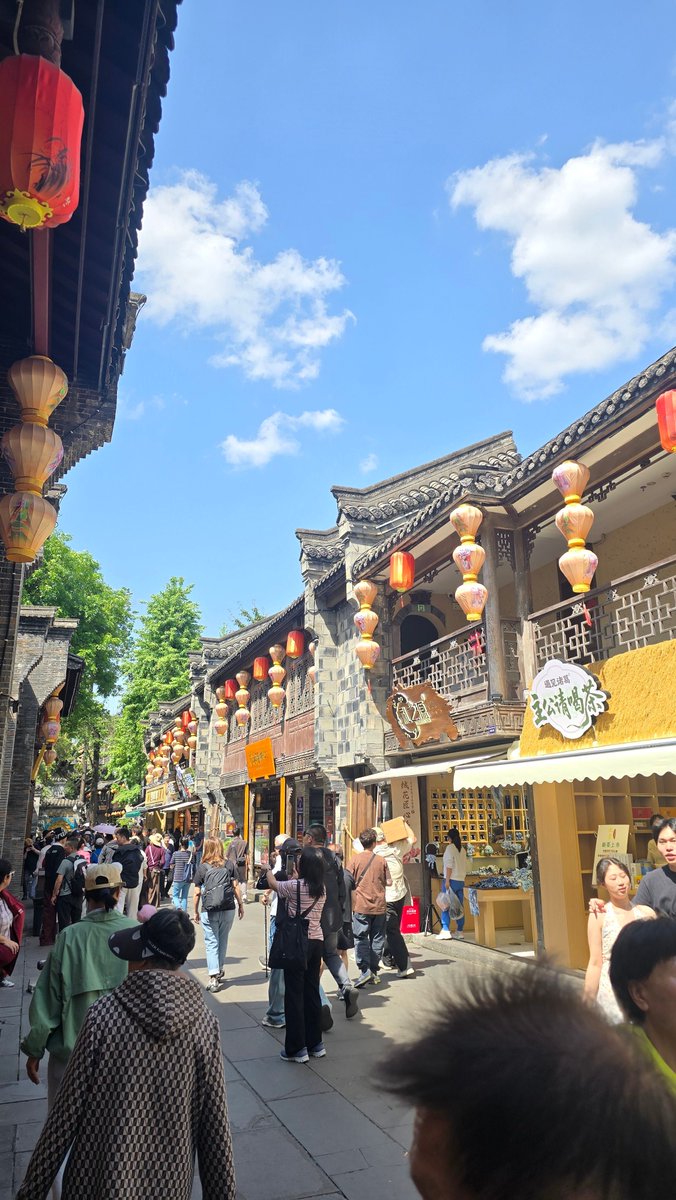 JustGHS_'s tweet photo. One of the actual things i like about generative edit... look at the people vanishing 😁
#chengdu https://t.co/0xRRoEgH30