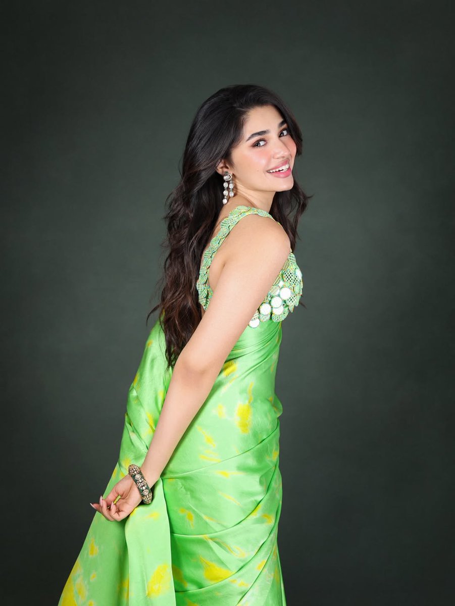 telugufilmnagar's tweet image. #KrithiShetty looks like a vision of grace, wrapped in vibrant hues! 💚💫

@IamKrithiShetty #Tollywood #TeluguFilmNagar