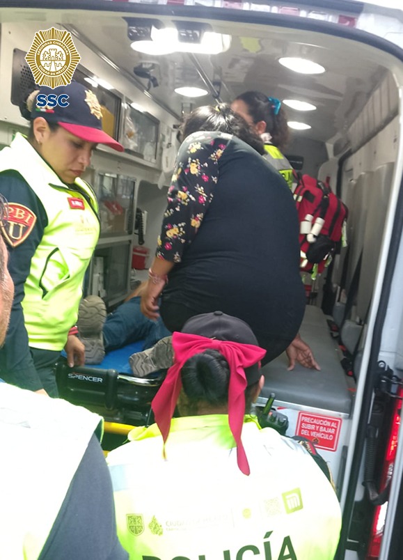 SSC_CDMX's tweet photo. #BoletínSSC l #Apoyo l #LaborDeParto | Como parte de las labores de auxilio y protección a la ciudadanía, oficiales de la @PBI_SSC, de la #SSC, auxiliaron a una joven que entró en labor de parto en la estación #PinoSuárez, de la #Línea2, del @MetroCDMX, ubicada en la alcaldía @AlcCuauhtemocMx.

Los hechos ocurrieron cuando los policías bancarios realizaban sus rondines de seguridad al interior de la estación que se localiza en el cruce de las avenidas #JoséMaría #PinoSuárez y #JoséMaríaIzazaga, en la colonia #Centro, y una mujer de 20 años de edad embarazada, se les acercó y refirió que tenía un fuerte dolor en el vientre.

https://t.co/sddURMqpbr