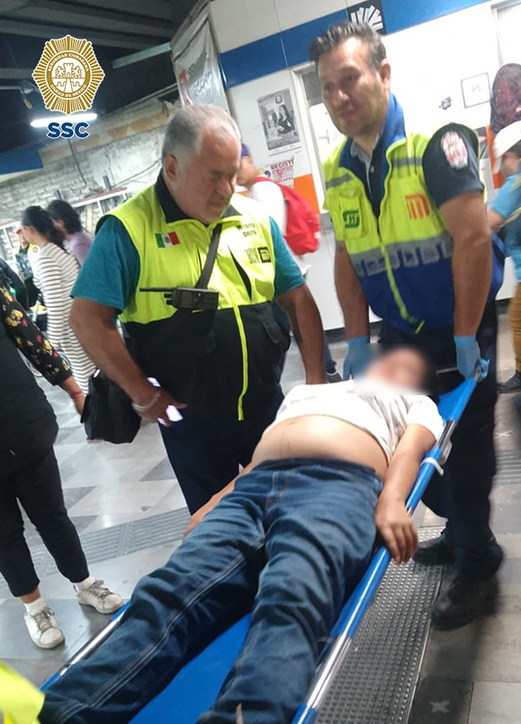 SSC_CDMX's tweet photo. #BoletínSSC l #Apoyo l #LaborDeParto | Como parte de las labores de auxilio y protección a la ciudadanía, oficiales de la @PBI_SSC, de la #SSC, auxiliaron a una joven que entró en labor de parto en la estación #PinoSuárez, de la #Línea2, del @MetroCDMX, ubicada en la alcaldía @AlcCuauhtemocMx.

Los hechos ocurrieron cuando los policías bancarios realizaban sus rondines de seguridad al interior de la estación que se localiza en el cruce de las avenidas #JoséMaría #PinoSuárez y #JoséMaríaIzazaga, en la colonia #Centro, y una mujer de 20 años de edad embarazada, se les acercó y refirió que tenía un fuerte dolor en el vientre.

https://t.co/sddURMqpbr