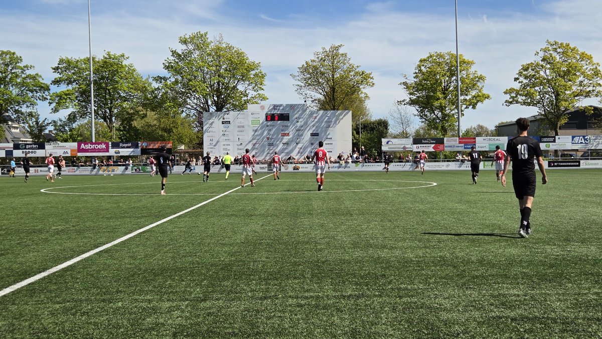 niek92jansen's tweet image. ⚽️ S.V. Enter 🆚 KCVO Vaassen
📅 26-04-2026
⚖️ 3-0
🏆 Zondag Derde Klasse L, district Oost
📍 Sportpark de Krompatte, Enter 🇳🇱

Nr. 2 Enter boekt zege op nr. 5 KCVO en blijft kansrijk voor de titel: 2 punten achter WSV.

#SVEnter #KCVOVaassen #Enter #Vaassen #groundhopping