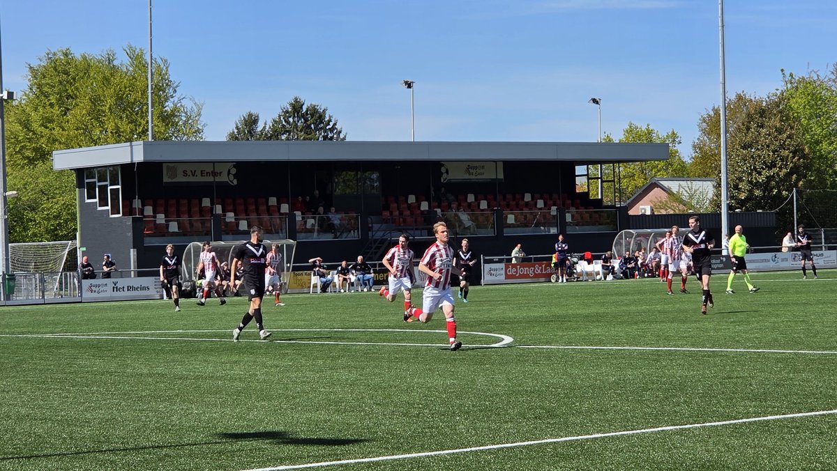 niek92jansen's tweet image. ⚽️ S.V. Enter 🆚 KCVO Vaassen
📅 26-04-2026
⚖️ 3-0
🏆 Zondag Derde Klasse L, district Oost
📍 Sportpark de Krompatte, Enter 🇳🇱

Nr. 2 Enter boekt zege op nr. 5 KCVO en blijft kansrijk voor de titel: 2 punten achter WSV.

#SVEnter #KCVOVaassen #Enter #Vaassen #groundhopping