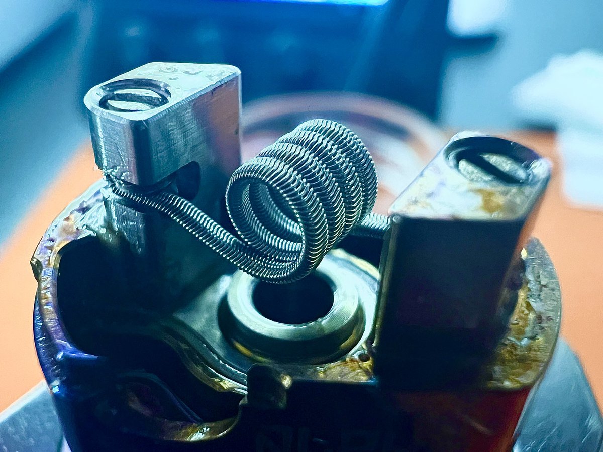 rice_nl's tweet photo. @GrimmGreen told you on stream that I started building coils a few weeks ago. I’m 4 weekends in and I finally mastered creating Crackle Aliens this weekend. What a relieve! Took a lot of practice and failing but this one works really well, I love it! Worth all the hassle :) https://t.co/668bTy9CaR