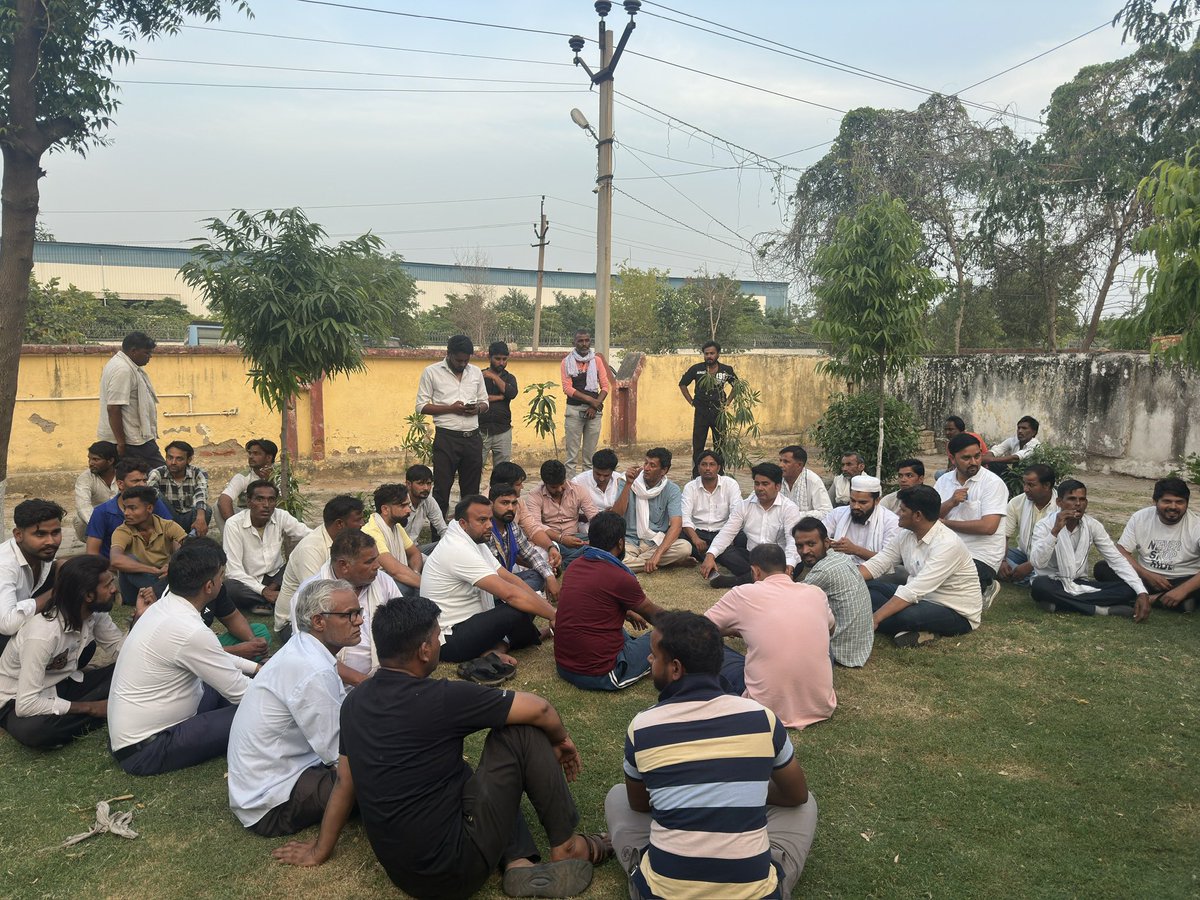 drshahkulmewati's tweet image. लोकेश पुत्र नरेश ग्राम झिवाना जिसको #police घर से उठाकर ले जाती है शक के आधार  पर और उसको बहुत ही ग़लत तरीक़े से टॉर्चर किया जाता है और अब वो जयपुर हॉस्पिटल में ज़िंदगी और मौत के बीच में लड़ रहा है पुलिसवालों के ख़िलाफ़ #FIR दर्ज कराने के लिए धरने पर बैठे @asadowaisi @jameelwecan