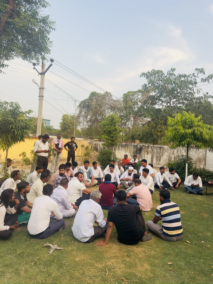 drshahkulmewati's tweet image. लोकेश पुत्र नरेश ग्राम झिवाना जिसको #police घर से उठाकर ले जाती है शक के आधार  पर और उसको बहुत ही ग़लत तरीक़े से टॉर्चर किया जाता है और अब वो जयपुर हॉस्पिटल में ज़िंदगी और मौत के बीच में लड़ रहा है पुलिसवालों के ख़िलाफ़ #FIR दर्ज कराने के लिए धरने पर बैठे @asadowaisi @jameelwecan